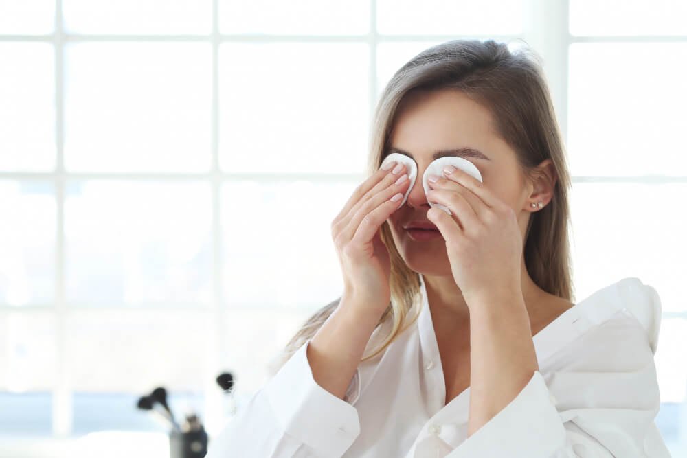 What Should You Know About Cleaning Your Eyelashes