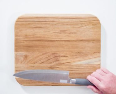 How to clean cutting boards wood